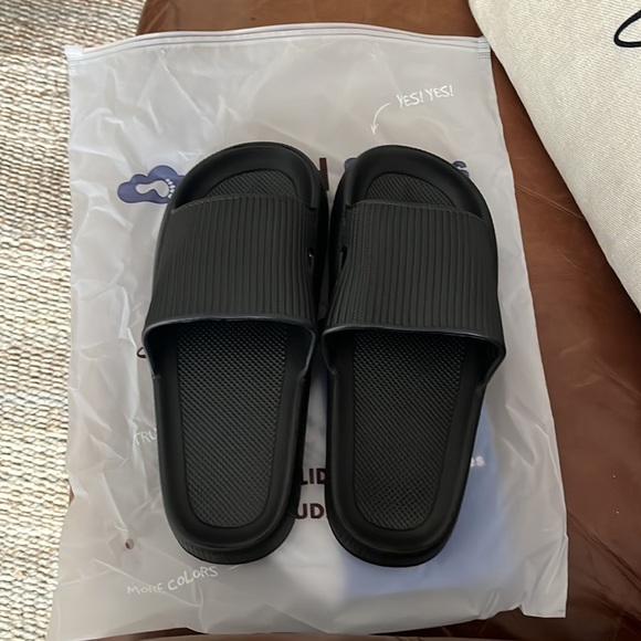 Original Cloud Slides in Black - Picture 2 of 2